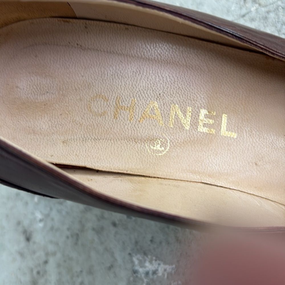 Vintage Chanel toe cap pumps - Picture 9 of 11